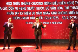 Tổ chức chuỗi chương trình biểu diễn nghệ thuật chào mừng ngày thống nhất đất nước