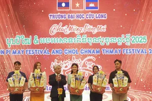 Nhà giáo ưu tú, PGS.TS Lương Minh Cừ trao quà tết đến lưu học sinh