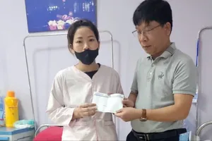 Phóng viên Báo SGGP thường trú tại TP Huế trao 20 triệu đồng bạn đọc giúp chị Thảo chữa bệnh