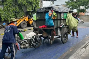 Đơn vị thu gom rác tại huyện Hóc Môn, TPHCM. Ảnh: Thanh Hiền