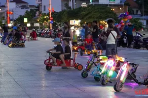 Xe điện chiếm dụng không gian khuôn viên quảng trường. Ảnh: HIẾU GIANG