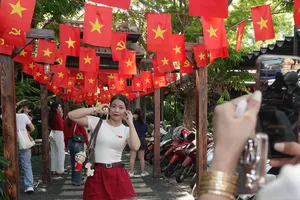 Check-in cùng rực rỡ cờ đỏ sao vàng mừng ngày thống nhất 