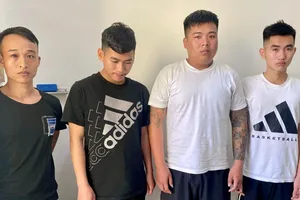 Bắt nhóm bảo kê người bán hàng ở khu du lịch biển