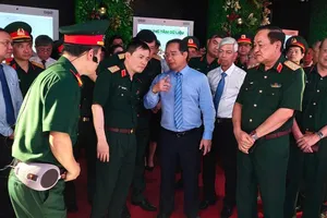 Chủ tịch UBND TPHCM Nguyễn Văn Được cùng lãnh đạo Tập đoàn Viettel tham quan các mô hình công nghệ được giới thiệu tại lễ khởi công