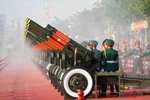 “Biển” người háo hức ngắm dàn đại bác khai hỏa