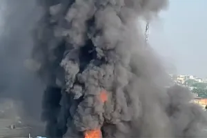 Ngọn lửa bùng cháy dữ dội 