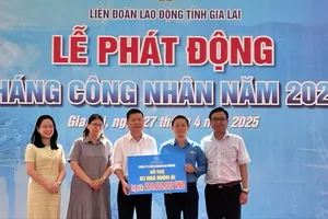 Đại diện lãnh đạo Tổng Công ty Địa ốc Sài Gòn TNHH MTV và Công ty LD trao bảng tượng trưng kinh phí xây dựng 3 căn nhà nhân ái