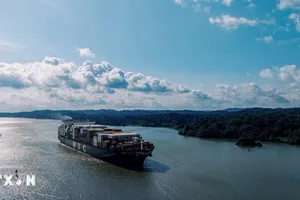 Tàu hàng di chuyển qua kênh đào Panama. Ảnh: THX/TTXVN
