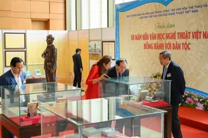Các đại biểu tham quan triển lãm 50 năm văn học, nghệ thuật Việt Nam đồng hành cùng dân tộc. Ảnh: quochoi.vn