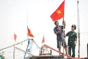 Ngư dân vươn khơi cùng cờ Tổ quốc