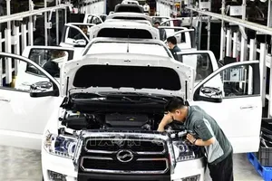 Công nhân làm việc trên dây chuyền lắp ráp xe ô tô tại khu công nghiệp kỹ thuật cao ở thành phố Nhật Chiếu, tỉnh Sơn Đông (Trung Quốc) ngày 29-6-2023. Ảnh minh họa: THX/TTXVN