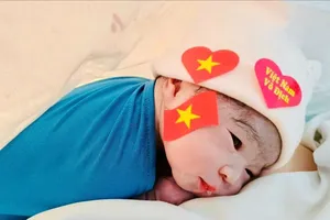 Hình ảnh dễ thương của các em bé trong ngày Đại lễ 30-4