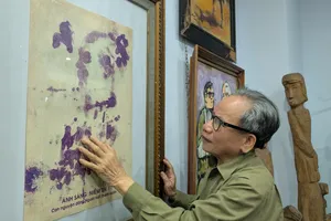 Bộ sưu tập tranh và tượng gỗ đặc biệt của đại tá, họa sĩ mù