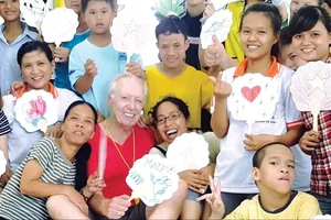 Cựu binh Mỹ và hành trình truyền lửa yêu thương