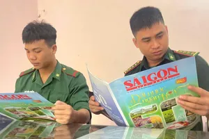 Đặc san 30-4 của Báo SGGP đến tay các chiến sĩ trẻ Bộ Chỉ huy Bộ đội Biên phòng tỉnh Nghệ An