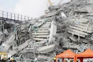 Tòa nhà cao tầng tại Bangkok (Thái Lan) bị sập do ảnh hưởng của động đất ở Myanmar hồi cuối tháng 3. Ảnh: Kyodo/TTXVN