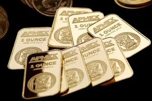 Giá vàng bật tăng trở lại trong phiên giao dịch ngày 2-5. Ảnh: REUTERS