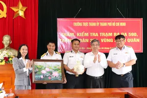 Lãnh đạo TPHCM thăm, động viên cán bộ, chiến sĩ tại huyện Côn Đảo