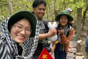 Du khách tham quan Cần Giờ do Lữ hành Chim Cánh Cụt thực hiện