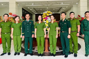 Đoàn công tác của Cơ quan CSĐT - Công an TPHCM đến thăm, chúc mừng Bộ Chỉ huy Bộ đội biên phòng (BĐBP) TPHCM