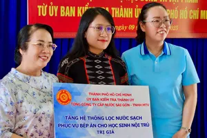 Đoàn công tác Ủy ban Kiểm tra Thành ủy TPHCM trao tặng nhiều phần quà ý nghĩa đến các em học sinh miền núi