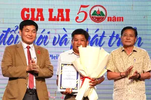 Trao giải cuộc thi phóng sự "Gia Lai: 50 năm đổi mới và phát triển"