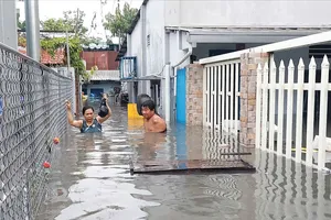  Sau cơn mưa, nhiều nơi tại TPHCM ngập sâu