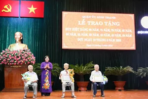 Trưởng Ban Tổ chức Thành ủy TPHCM Văn Thị Bạch Tuyết trao Huy hiệu Đảng đợt 19-5 đến các đảng viên cao tuổi tại quận Bình Thạnh