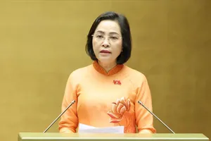 Phó Chủ tịch Quốc hội Nguyễn Thị Thanh trình bày các tờ trình, sáng 12-5. Ảnh: QUANG PHÚC