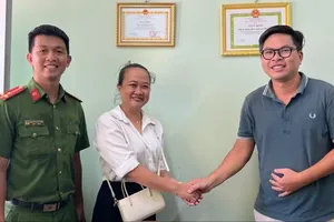 Chủ nhà hàng ở Bình Thuận trao trả 1 tỷ đồng do người lạ chuyển nhầm vào tài khoản