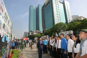 Triển lãm trưng bày 100 hình ảnh về cuộc đời và sự nghiệp của Chủ tịch Hồ Chí Minh