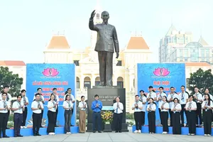 Đại biểu Thanh niên tiên tiến báo công dâng Bác