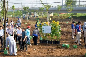 Việc trồng cây sẽ giúp cho TP Thủ Đức hoàn thành mục tiêu phát triển không gian xanh trong tương lai. Ảnh: baotintuc.vn
