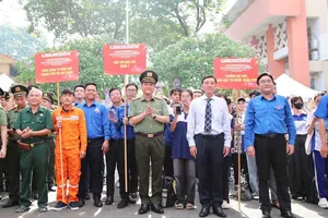 Trung tướng Lê Hồng Nam, Giám đốc Công an TPHCM cùng các đại biểu tại lễ ra quân, ngày 17-5