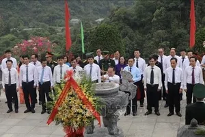 Lãnh đạo tỉnh Cao Bằng dâng hương, dâng hoa tưởng nhớ Chủ tịch Hồ Chí Minh. Ảnh: TTXVN