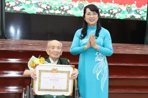 99 đảng viên quận Phú Nhuận nhận Huy hiệu Đảng