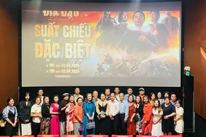 Kiều bào xúc động khi xem "Địa đạo: Mặt trời trong bóng tối"