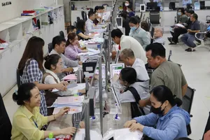 Công chức UBND quận 12 giải quyết thủ tục hành chính cho người dân