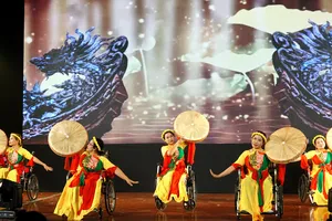 Các đại biểu trao tặng quà cho các đoàn tham gia Hội thi Tiếng hát người khuyết tật lần thứ III - khu vực phía Nam, năm 2025, chủ đề "Tiếng hát từ trái tim". Ảnh: THÚY BÌNH