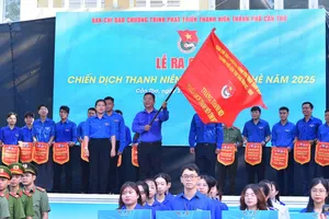 Phó Chủ tịch UBND TP Cần Thơ Nguyễn Thị Ngọc Điệp trao cờ lệnh cho lãnh đạo Thành Đoàn Cần Thơ
