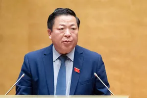 Bộ trưởng Bộ Xây dựng Trần Hồng Minh trình bày tờ trình dự án Luật Đường sắt (sửa đổi), chiều 27-5. Ảnh: VIẾT CHUNG