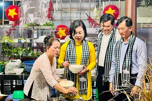 Các đại biểu tìm hiểu về ẩm thực vùng miền tại Lễ hội Ẩm thực “Hương sắc phương Nam 2025” 