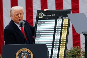 Tổng thống Donald Trump ký sắc lệnh áp thuế đối ứng. Ảnh: TTXVN