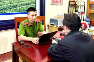 Cán bộ Công an thị trấn Phố Châu giải thích thủ đoạn của các đối tượng lừa đảo cho em H.