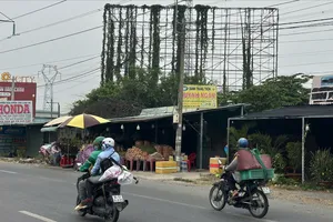 Pano quảng cáo sắp sập