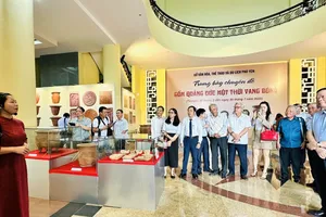 Các đại biểu tham quan Bảo tàng Phú Yên - nơi đang trưng bày chuyên đề “Gốm Quảng Đức một thời vang bóng”. Ảnh: YÊN LAN