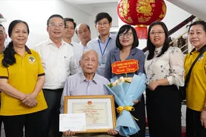 Giám đốc Sở VH-TT TPHCM thăm, chúc thọ người cao tuổi