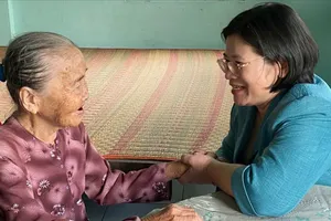 Trưởng Ban Tổ chức Thành ủy TPHCM thăm, chúc thọ người cao tuổi