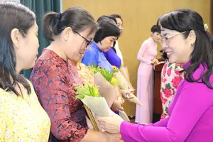 Chủ nhiệm Ủy ban Kiểm tra Thành ủy TPHCM Trần Kim Yến biểu dương tập thể có thành tích xuất sắc trong học tập Bác