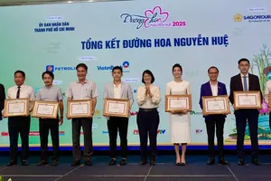 Phó Chủ tịch UBND TPHCM Trần Thị Diệu Thúy tặng Bằng khen của UBND TPHCM cho các tập thể đã có thành tích trong công tác đóng góp, đồng hành thực hiện Đường Hoa Nguyễn Huệ lần thứ 22 - Tết Ất Tỵ năm 2025. Ảnh: THÚY BÌNH